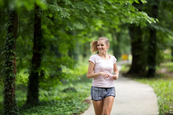 Bella donna che fa jogging in natura — Foto Stock