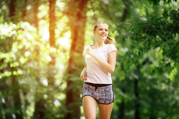 Linda jogger feminino na natureza — Fotografia de Stock