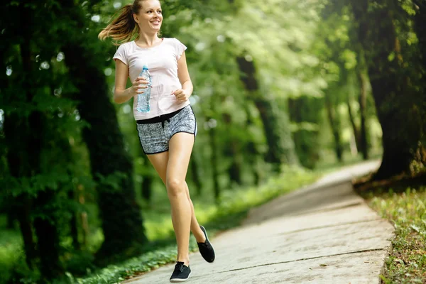 Bella donna che fa jogging in natura — Foto Stock