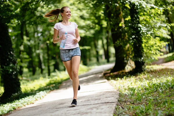 Prachtige vrouwelijke jogger in de natuur — Stockfoto