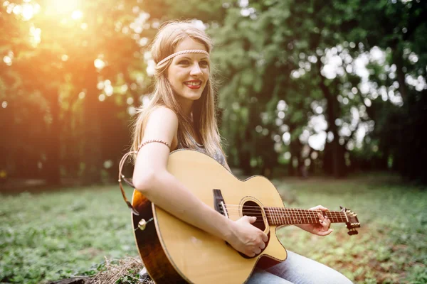 Schönes Hippie-Mädchen, das Gitarre spielt — Stockfoto