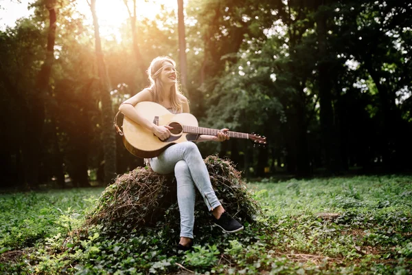 Schönes Hippie-Mädchen, das Gitarre spielt — Stockfoto