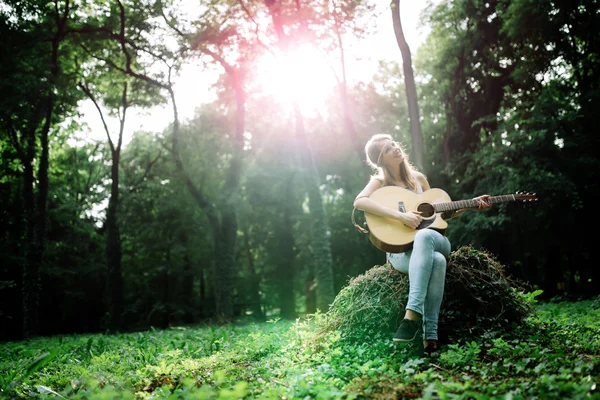 Gitara gra pięknie hippie — Zdjęcie stockowe