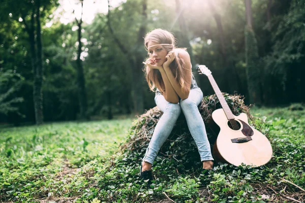 Herzkranke Frau in der Natur — Stockfoto