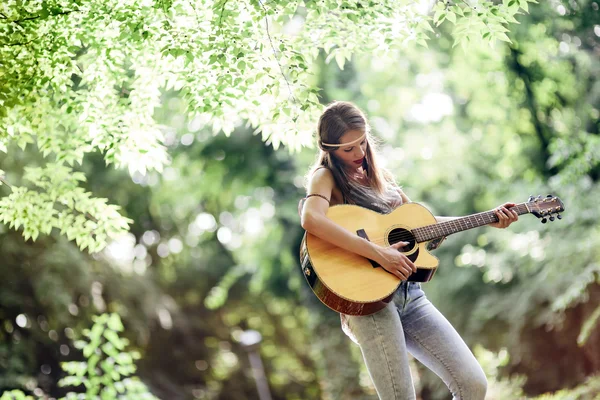 Schöner Hippie spielt Gitarre — Stockfoto