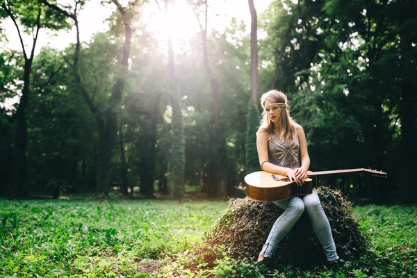 Herzkranke Frau in der Natur — Stockfoto