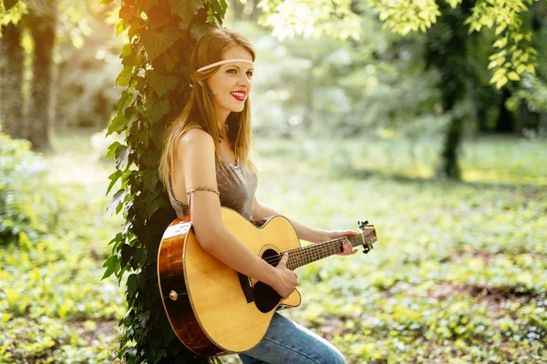 Beautiful hippie girl playing guitar — Stock Photo, Image