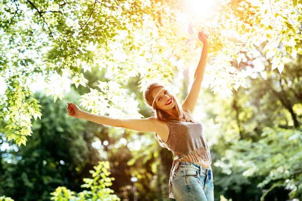 Όμορφη ξανθιά hippie στη φύση — Φωτογραφία Αρχείου