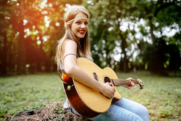 Schöner Hippie spielt Gitarre — Stockfoto