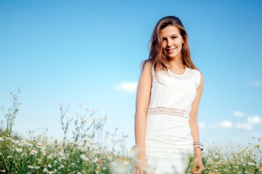 Çayırdaki güzel kadın