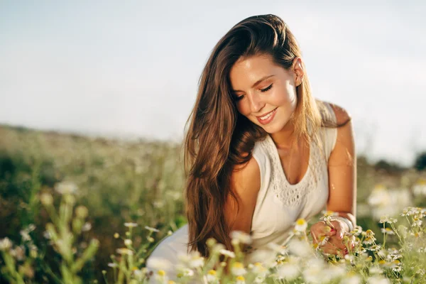 Beautiful woman in chamomile field — Stock Photo, Image