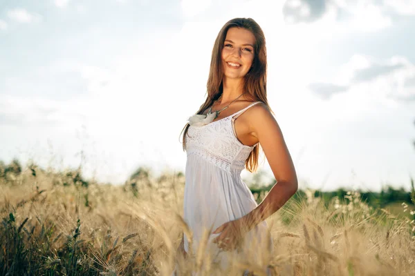 Mooie vrouw in veld — Stockfoto