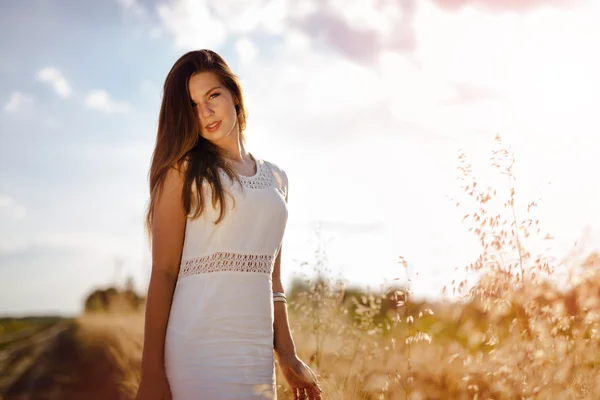 Mooie vrouw in veld — Stockfoto