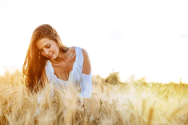 Donna romantica nei campi di orzo — Foto Stock