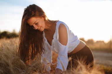 Arpa alan güzel kadın