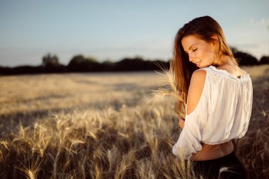 Güzel kadın ve arpa alanları