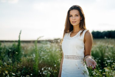 Papatya alan güzel kadın