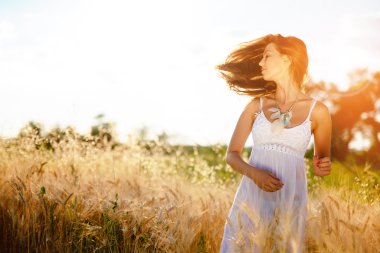 Arpa alanlardaki güzel kadın
