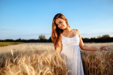 Güzel kadın ve arpa alanları