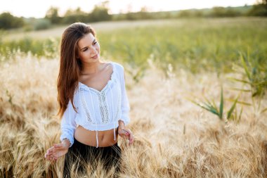 Arpa alanlardaki romantik kadın