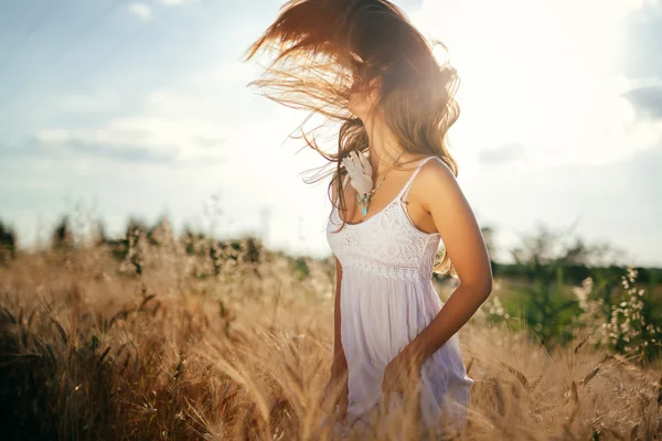 Hermosa mujer en campos de cebada — Foto de Stock