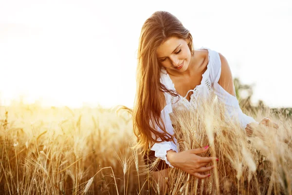 Bella donna e campi di orzo — Foto Stock