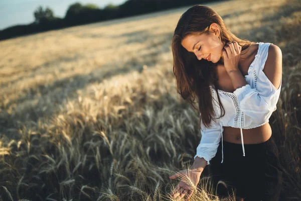 Hermosa mujer en el campo de cebada —  Fotos de Stock