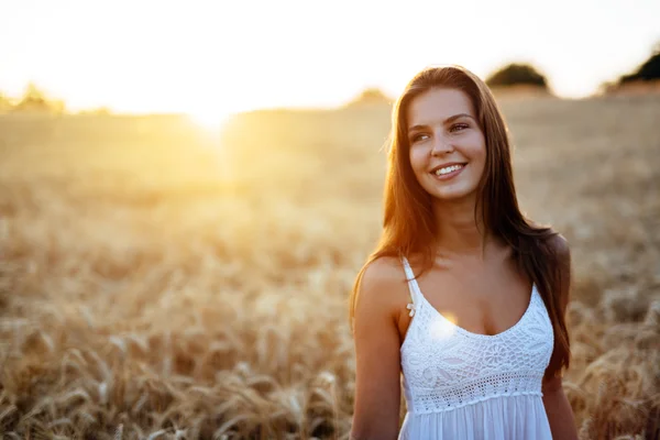Hermosa mujer en campos de cebada — Foto de Stock