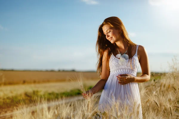 Schöne Frau und Gerstenfelder — Stockfoto