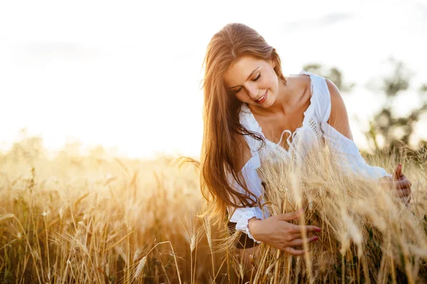 Donna romantica nei campi di orzo — Foto Stock