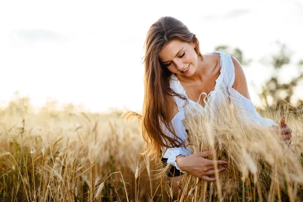 Mooie vrouw knuffelen gerst en tarwe — Stockfoto