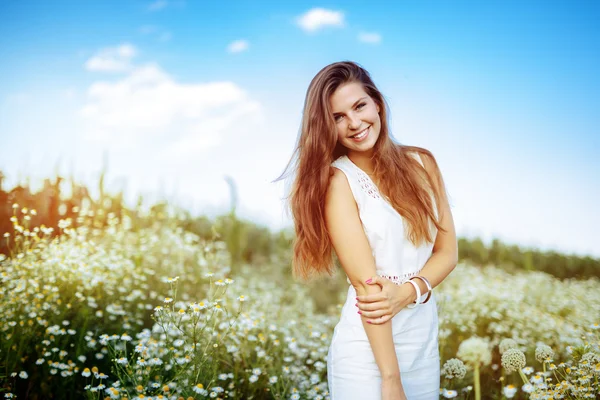 Beautiful woman in field — Stock Photo, Image