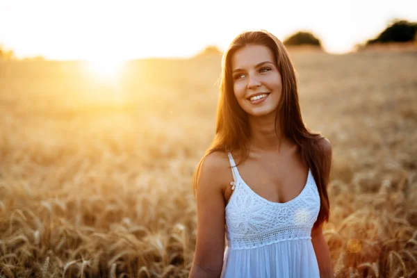 Romantische vrouw op gebied van gerst — Stockfoto