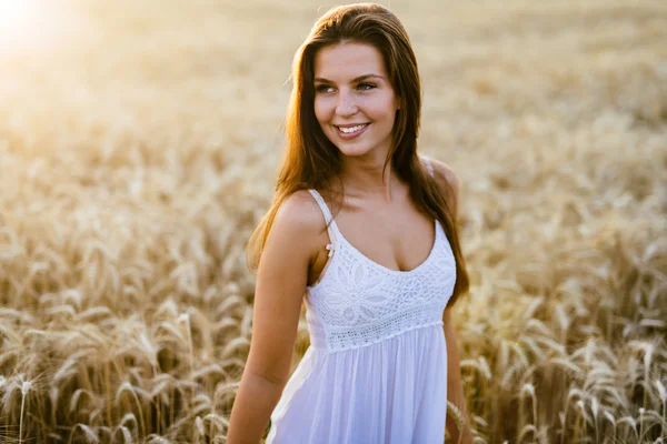 Hermosa mujer en campos de trigo — Foto de Stock