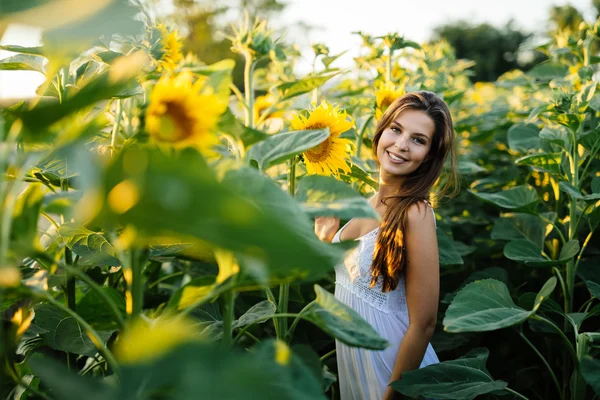 Vrouw omgeven door zonnebloemen — Stockfoto