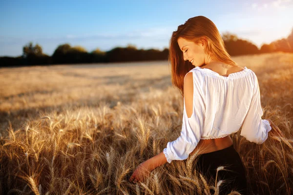 美しい女性と大麦のフィールド — ストック写真
