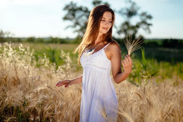 Schönes Mädchen, das sich frei fühlt — Stockfoto