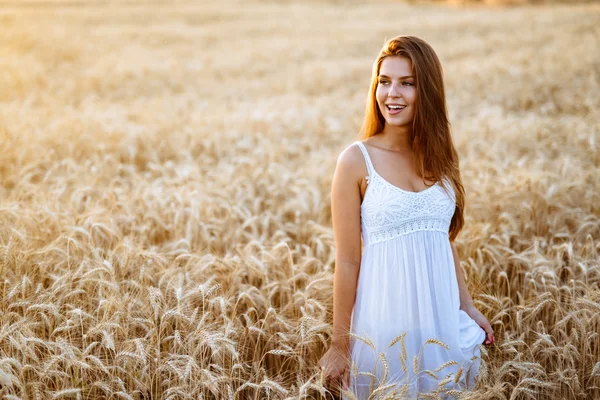 大麦の畑でロマンチックな女性 — ストック写真