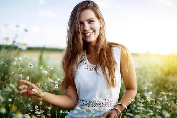 Bella donna in campo — Foto Stock