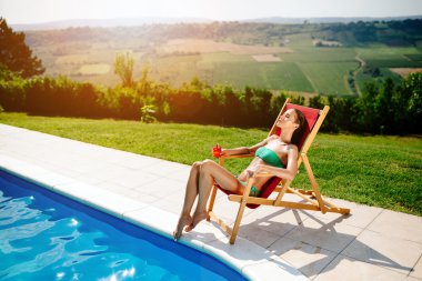 Güneşlenme ve onu tatil zevk kadın