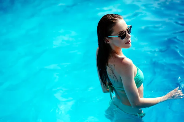 Atraktivní bruneta žena v bazénu — Stock fotografie