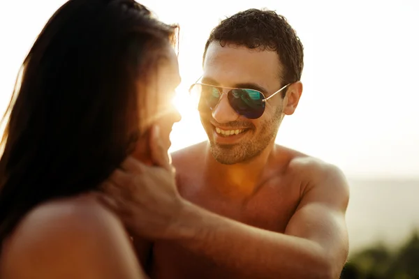 Hombre guapo sobre ti beso mujer — Foto de Stock