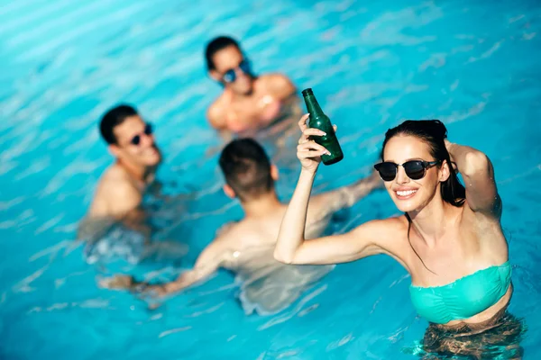 Gruppe von Freunden feiert im Pool — Stockfoto