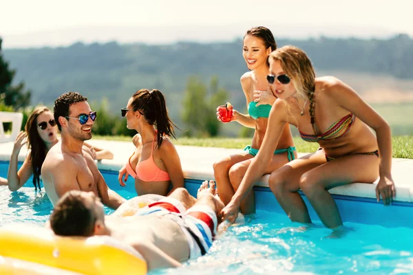 Freunde genießen Urlaub im Pool — Stockfoto