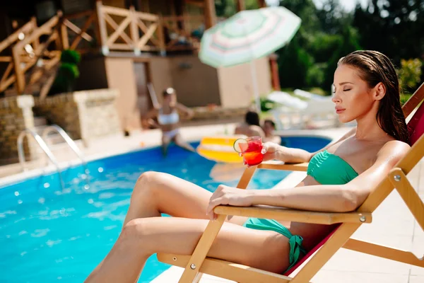 Woman sunbathing and enjoying her vacation — Stock Photo, Image