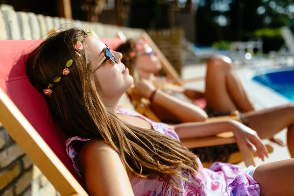 Chicas disfrutando de vacaciones en sillas —  Fotos de Stock