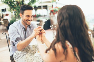 Romantik Çift restoranda yapıştırma