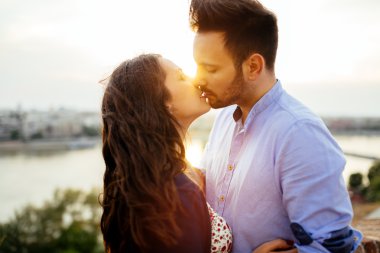 Günbatımı sırasında öpüşme Romantik Çift