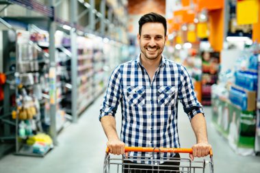 Yakışıklı adam süpermarkette alışveriş