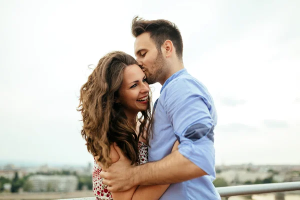 Couple hugging and kissing — Stock Photo, Image